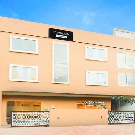 Super Townhouse Viraj Khand Formerly Veridian Inn Chinhat Εξωτερικό φωτογραφία