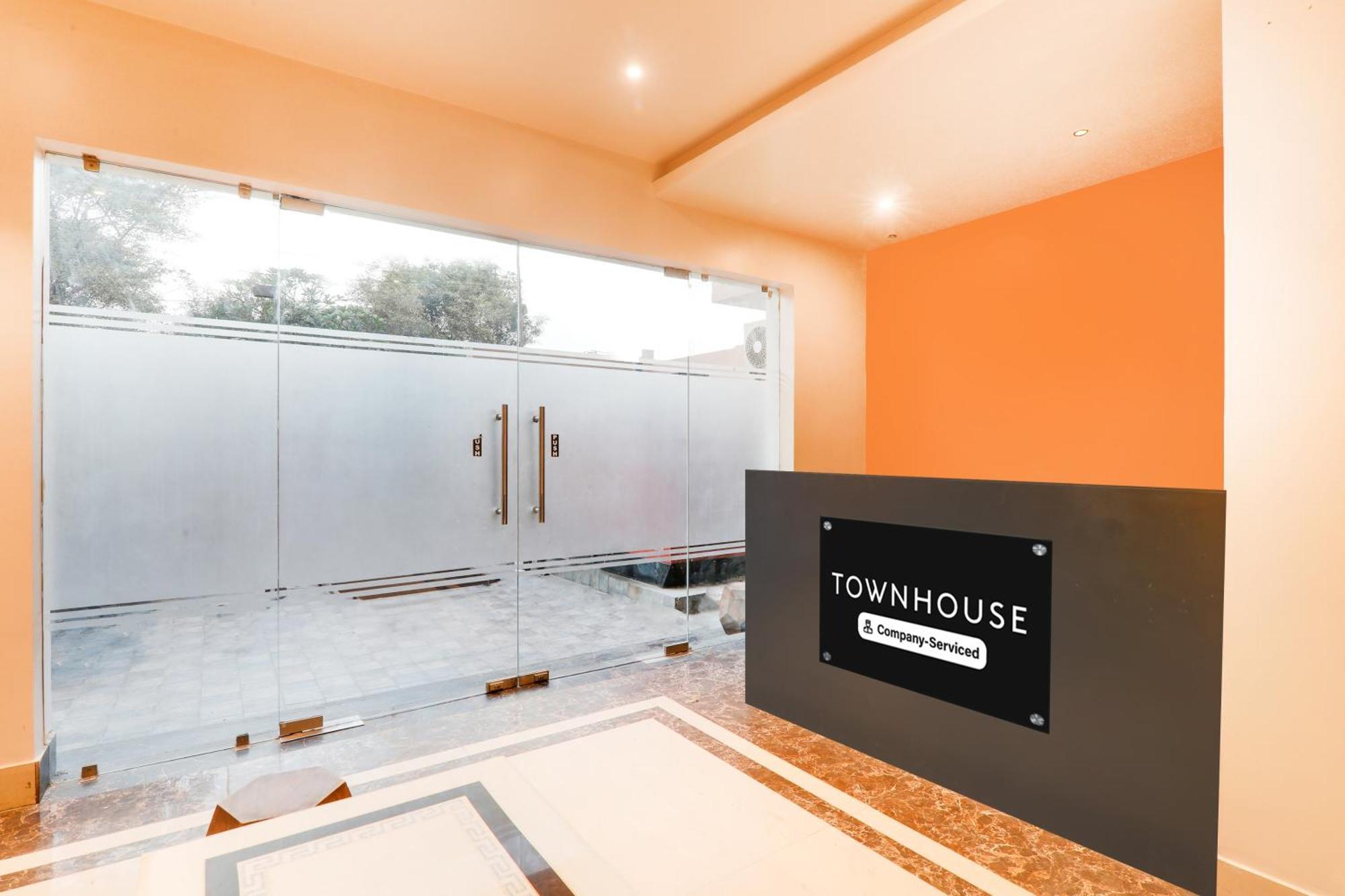 Super Townhouse Viraj Khand Formerly Veridian Inn Chinhat Εξωτερικό φωτογραφία