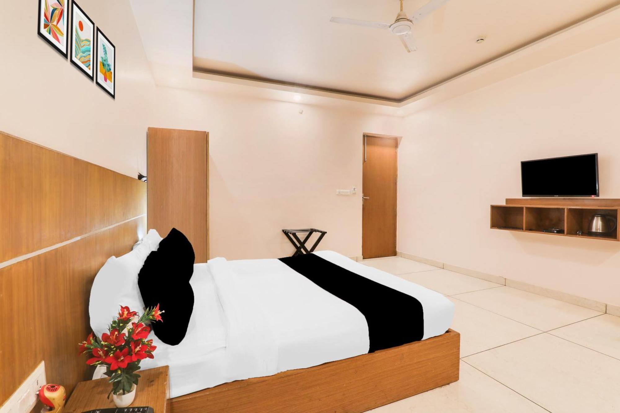 Super Townhouse Viraj Khand Formerly Veridian Inn Chinhat Εξωτερικό φωτογραφία