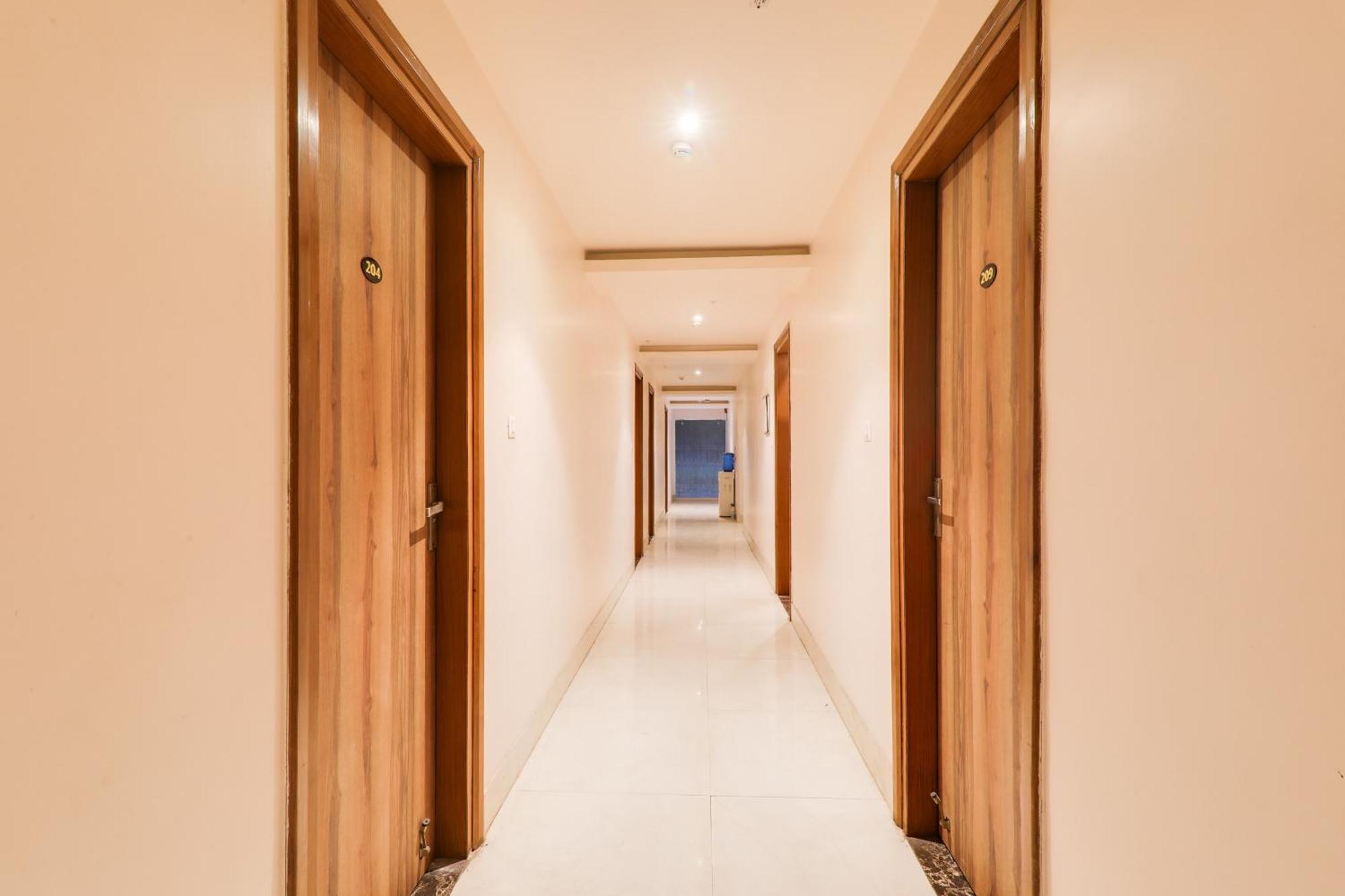 Super Townhouse Viraj Khand Formerly Veridian Inn Chinhat Εξωτερικό φωτογραφία