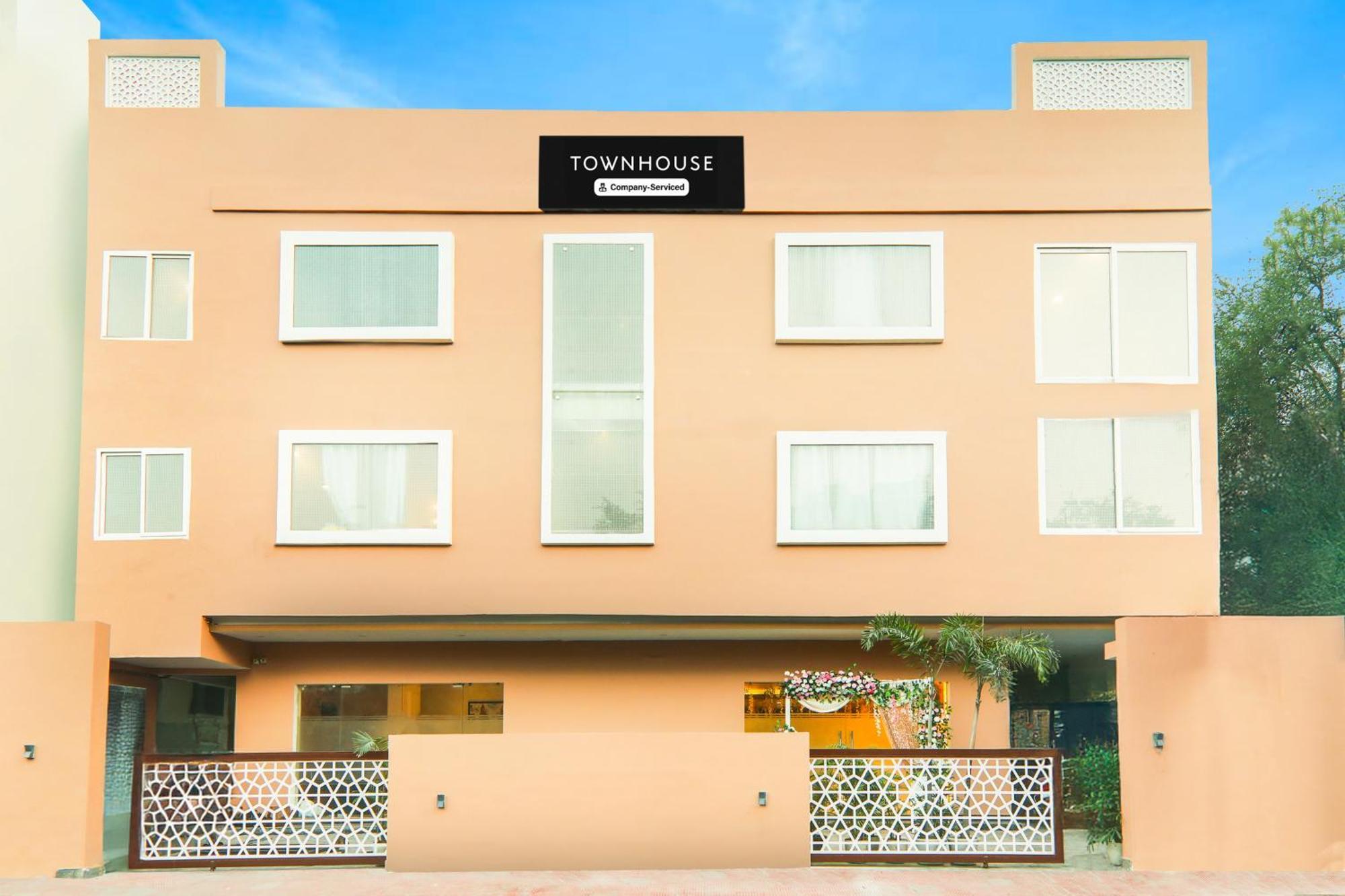 Super Townhouse Viraj Khand Formerly Veridian Inn Chinhat Εξωτερικό φωτογραφία
