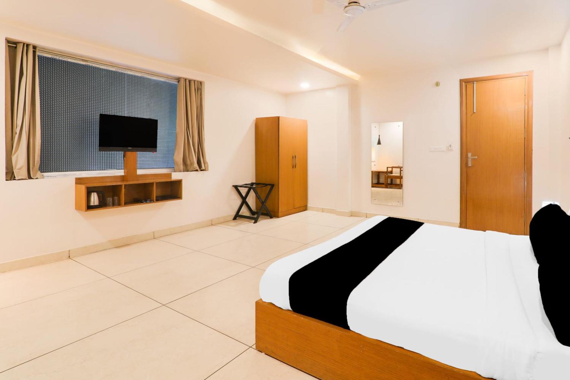 Super Townhouse Viraj Khand Formerly Veridian Inn Chinhat Εξωτερικό φωτογραφία