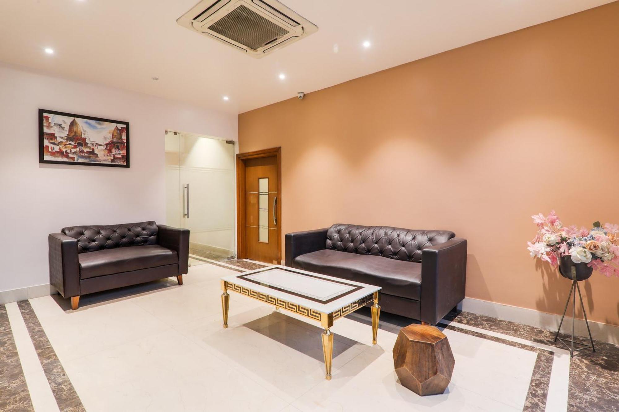 Super Townhouse Viraj Khand Formerly Veridian Inn Chinhat Εξωτερικό φωτογραφία