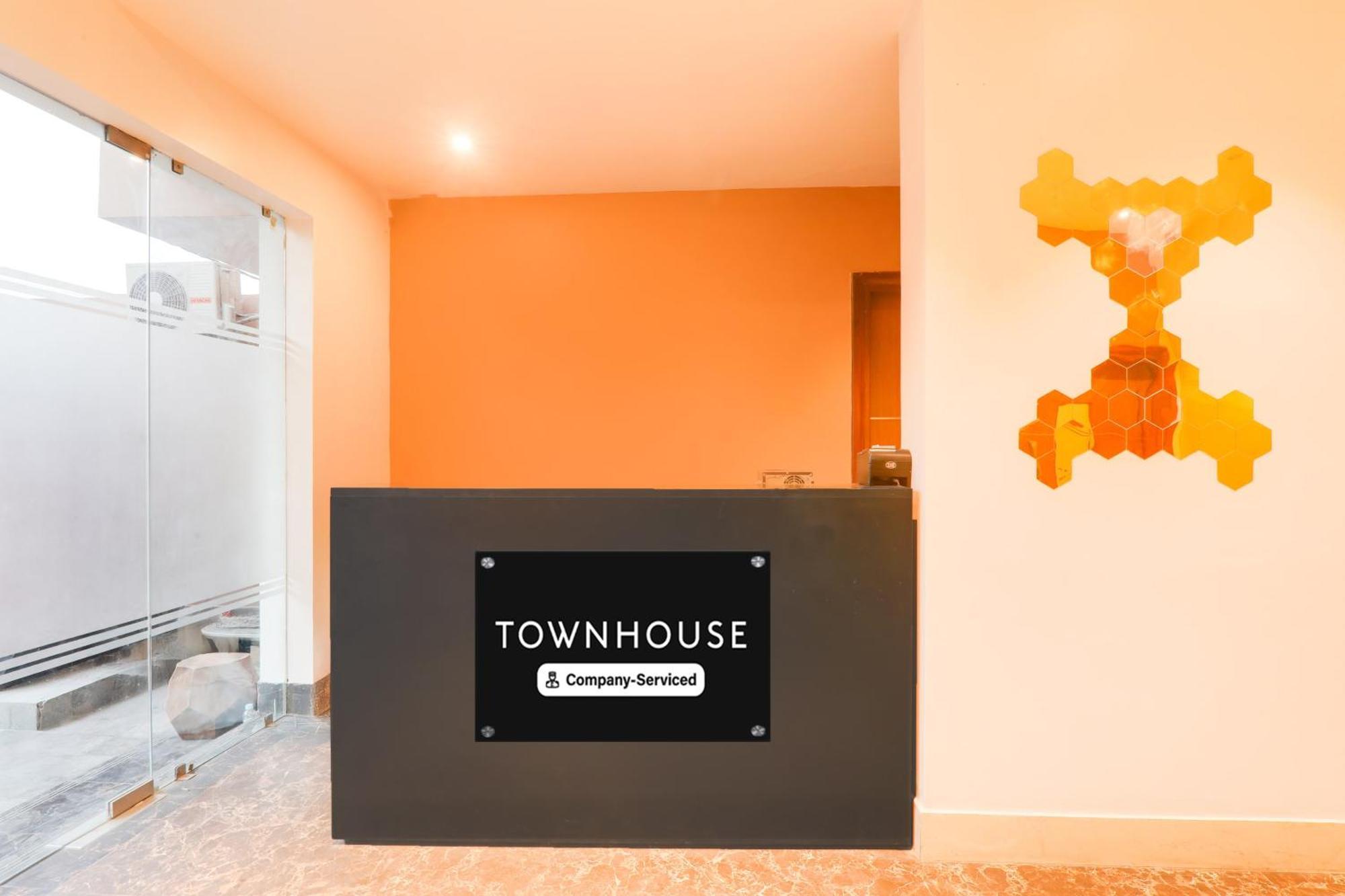 Super Townhouse Viraj Khand Formerly Veridian Inn Chinhat Εξωτερικό φωτογραφία