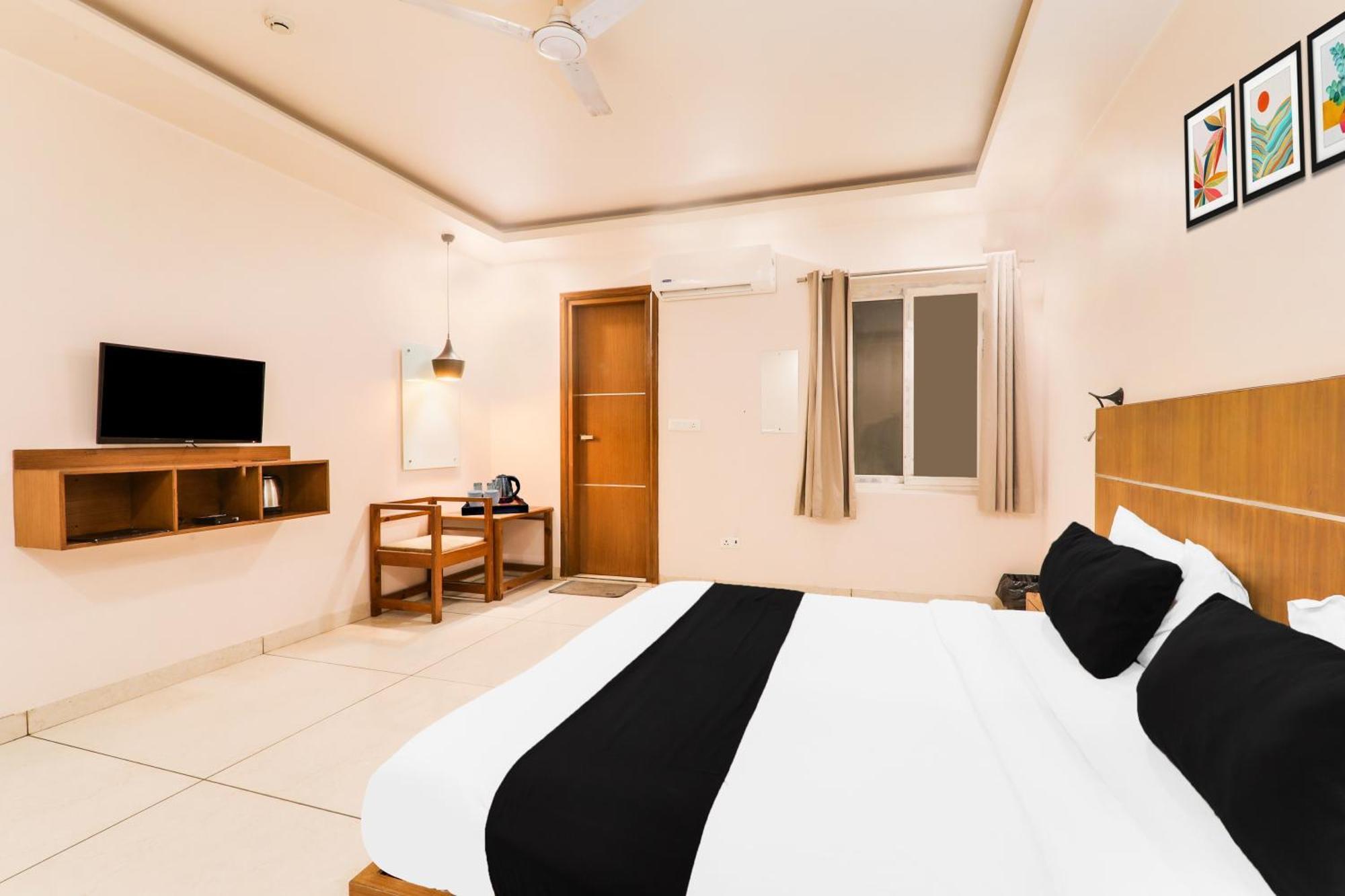 Super Townhouse Viraj Khand Formerly Veridian Inn Chinhat Εξωτερικό φωτογραφία